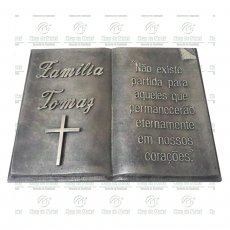 Bíblia em bronze com o nome da Família, no tamanho de 29x38 cm.