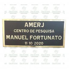 Placa de Identificação de fachada em bronze fundido no tamanho de 65 x 145 cm.