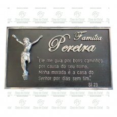 Placa em alumínio com o sobrenome da Família e mensagem no tamanho de 20x30 cm.