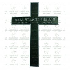 Placa em alumínio fundido no formato da cruz com nome e data no tamanho de 45 cm de altura por 33 cm na largura.