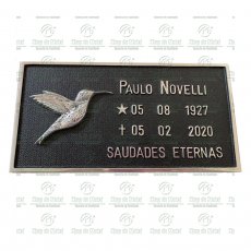 Placa em alumínio fundido, no tamanho de 15x30 cm com o Beija Flor em alto relevo.