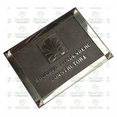 Placa em bronze fundido com logomarca para identificação de empresas.