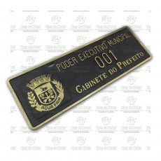 Placa para carro oficial em Bronze fundido polido. Tamanho 13 x 40 cm com o Brasão na cor do Bronze e com o fundo preto.