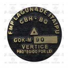 Placa para demarcação de pontos específicos em pedreiras, fazendas e mineradoras. Tamanho 9 cm de diâmetro.