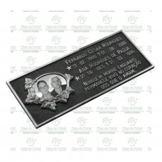 PLACA PARA JAZIGO EM ALUMÍNIO SHOP DO METAL COM 1 FOTO EM PORCELANA 8X10 DUPLA, PRETO E BRANCO E TEXTO ATÉ 52 LETRAS TAM.16X40 CM