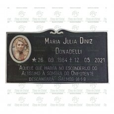 Placa para sepultura em alumínio fundido com 1 foto colorida e texto até 90 caracteres, no tamanho de 17,5 x 32 cm